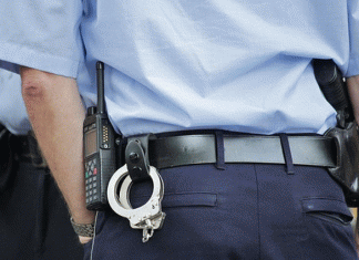 Cercetat de polițiști după ce A SPART cu pumnul geamul unei mașini iar un ciob de sticlă l-a RĂNIT pe șofer