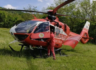 UPDATE: (FOTO) Operațiune dramatică în Dărmănești: bărbat scos inconștient de sub pământ și preluat de elicopterul SMURD