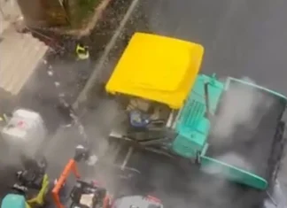 (VIDEO) Au turnat asfalt în timp ce ploua cu găleata! Imaginile din România care au stârnit revoltă