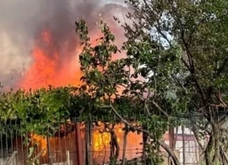 NEWS ALERT: Incendiu de proporții în Helegiu! Mai multe case au fost cuprinse de flăcări în câteva minute, pompierii oneșteni intervin cu mai multe autospeciale