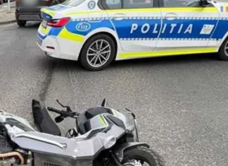 Accident în Bacău: motociclist lovit de un autoturism. Victima a fost dusă la spital