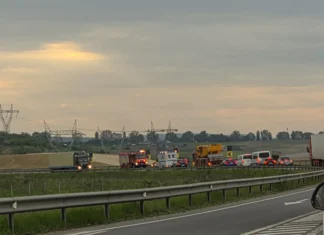 Accident pe Centura Bacăului. O mașină a intrat într-un parapet