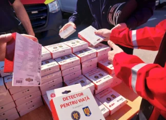 Detectoare de fum și monoxid de carbon, instalate gratuit de ISU Bacău în sute de gospodării din 15 localități din județ