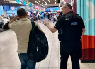(FOTO) Bărbat scos din avionul spre Bacău după un furt în aeroportul Londra-Luton