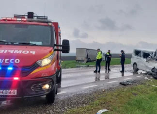 ULTIMA ORĂ: (FOTO) Accident grav pe DN2-E85: trei victime, între care doi adulți și un copil, transportate la spital după impactul dintre un TIR și un microbuz