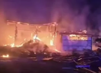 Incendiu la un adăpost de animale din județul Bacău. Pompierii au intervenit de urgență