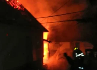 ULTIMA ORĂ: Incendiu în Blidari, Căiuți, azi-noapte: un bărbat, transportat la CPU Onești. Care este cauza probabilă