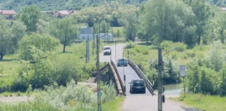 (FOTO) Podul peste râul Trotuș dintre Tuta și DN12A, reparat complet și redeschis circulației. Șoferii au scăpat de gropi