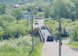(FOTO) Podul peste râul Trotuș dintre Tuta și DN12A, reparat complet și redeschis circulației. Șoferii au scăpat de gropi