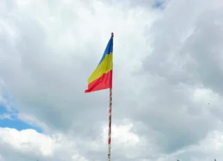 (VIDEO) Tricolorul a fost arborat pe Vârful Șandru! Tradiția impresionantă a jandarmilor din Bacău de Ziua Drapelului