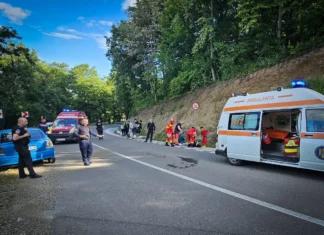 (FOTO) Accident într-o comună din Bacău. Mai mulți tineri cu vârste între 18 și 21 de ani, implicați în evenimentul rutier. O patrulă de jandarmi a devenit primul echipaj de intervenție