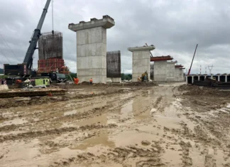 (FOTO) Vremea a învins utilajele lui Umbrărescu! Lucrările de pe Autostrada A7 Focșani – Bacău, blocate de inundații, la Cleja. Ce au găsit muncitorii UMB pe șantiere după ploile torențiale