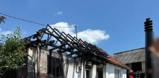 NEWS ALERT: (VIDEO) Incendiu la o casă din comuna Oituz. Pompierii oneșteni au intervenit de urgență