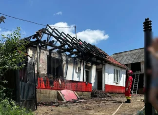 NEWS ALERT: (VIDEO) Incendiu la o casă din comuna Oituz. Pompierii oneșteni au intervenit de urgență