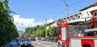 (FOTO) Alertă într-un bloc din Onești: autospecială, autoscară și echipaj SMURD trimise la fața locului