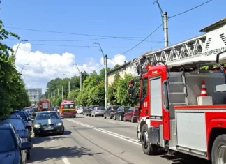 (FOTO) Alertă într-un bloc din Onești: autospecială, autoscară și echipaj SMURD trimise la fața locului