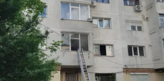 (FOTO) Incendiu într-un apartament din Bacău. 20 de persoane s-au autoevacuat din bloc