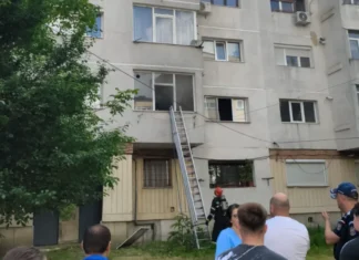 (FOTO) Incendiu într-un apartament din Bacău. 20 de persoane s-au autoevacuat din bloc
