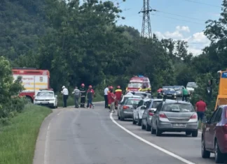 ULTIMA ORĂ: (FOTO) Accident în lanț, cu trei autoturisme implicate, pe DN 12A, la ieșirea din Onești spre Târgu Ocna. O femeie a ajuns la spital
