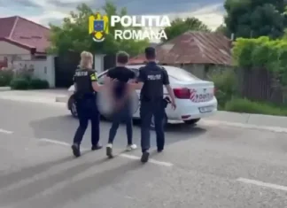 (VIDEO) Judecătorii i-au interzis să se apropie de mama sa. Ce a făcut un tânăr dintr-o comună din Bacău