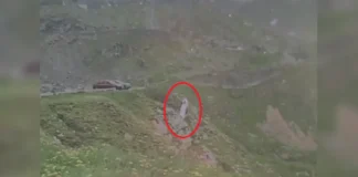 (VIDEO) Moment șocant pe Transfăgărășan: o mașină a plonjat într-o prăpastie, după ce șoferul a uitat să tragă frâna de mână, fascinat de peisaj