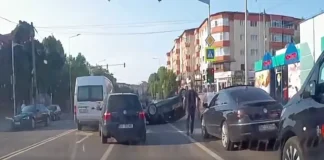 (VIDEO) Momentul accidentului din Bacău în care o mașină s-a răsturnat. Un copil de 2 ani, salvat de jandarmi
