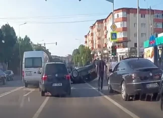 (VIDEO) Momentul accidentului din Bacău în care o mașină s-a răsturnat. Un copil de 2 ani, salvat de jandarmi