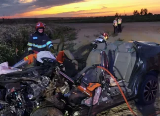 (FOTO) Impact devastator pe DN2-E85, în județul Bacău: o femeie încarcerată a murit, în ciuda eforturilor medicilor. Alte două persoane, transportate la spital