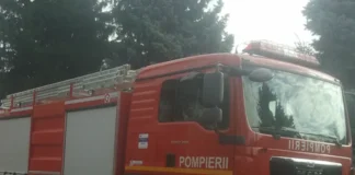 UPDATE: Accident grav în comuna Agăş, Bacău! Un autoturism s-a prăbușit într-o râpă de 12 metri. Doi răniţi, o persoană a fost scoasă dintre fiare de pompieri