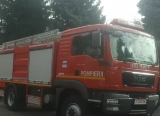 UPDATE: Accident grav în comuna Agăş, Bacău! Un autoturism s-a prăbușit într-o râpă de 12 metri. Doi răniţi, o persoană a fost scoasă dintre fiare de pompieri