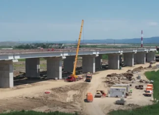 (VIDEO) Canicula nu încetinește lucrările UMB pe lotul Răcăciuni – Bacău al Autostrăzii A7. Noi imagini de pe șantier, unde stadiul fizic de execuție a depășit 70%
