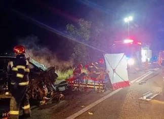 (FOTO) Accident de groază: doi oameni au murit, iar un copil este în stare gravă după ciocnirea frontală a două mașini pe DN19, în Bihor