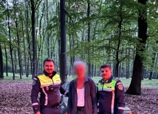 (VIDEO) Misiune de noapte în județul Bacău: un bătrân de 78 de ani din Dofteana s-a rătăcit cu mașina într-o pădure și a fost salvat de polițiști