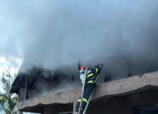 ULTIMA ORĂ: (VIDEO) Incendiu puternic la o casă de lângă Onești. Flăcările au cuprins acoperișul unei locuințe, pompierii au mobilizat trei autospeciale și o autoscară