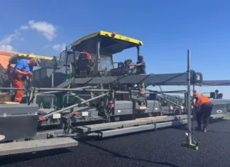 (VIDEO) Autostrada Moldovei A7: UMB toarnă asfalt pe primii kilometri ai lotului 3 Mircești – Pașcani