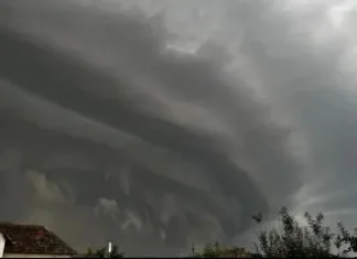 NEWS ALERT: Cod portocaliu de furtuni puternice. Bacăul, printre cele 17 județe lovite de ploi torențiale și vijelii. ANM avertizează asupra fenomenelor meteo severe