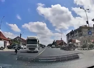 (VIDEO) Accident teribil filmat în județul Bacău: un adolescent de 15 ani a fost spulberat de o cisternă pe trecerea de pietoni. Imaginile sunt șocante