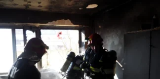 Incendiu într-un bloc din Moineşti: un apartament a luat foc după ce a fost lăsată o lumânare aprinsă