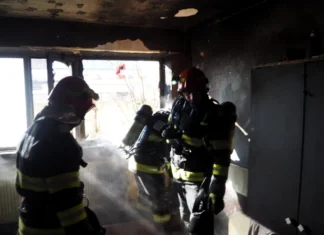 Incendiu într-un bloc din Moineşti: un apartament a luat foc după ce a fost lăsată o lumânare aprinsă