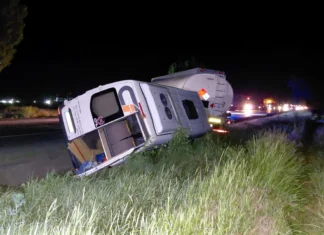(FOTO) Grav accident pe DN2-E85, în Neamț. Opt persoane au ajuns la spital după impactul dintre un microbuz, o autoutilitară și o cisternă