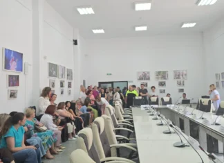 NEWS ALERT: (FOTO) Moineștiul fierbe înainte de votul privind demiterea dr. Adrian Cotîrleț din funcția de manager al Spitalului Clinic Municipal. Primăria și sala de consiliu, luate cu asalt de cadrele medicale