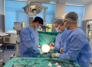 (FOTO) Premieră în urologie la spitalul din Buhuși. Medicii au salvat rinichiul unei paciente de 45 de ani printr-o intervenție complexă