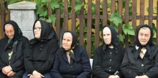 (FOTO) O fotografie dintr-un sat de lângă Onești a devenit virală. Mesajul preotului a ajuns la inimile oamenilor