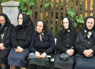(FOTO) O fotografie dintr-un sat de lângă Onești a devenit virală. Mesajul preotului a ajuns la inimile oamenilor