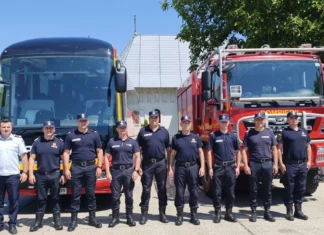 (FOTO) Opt pompieri din Bacău pleacă în Grecia pentru a lupta cu incendiile de pădure. Cine sunt salvatorii