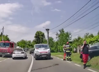 (FOTO) Accident pe DN 2G, în județul Bacău. Un șofer a spulberat gardul unei locuințe
