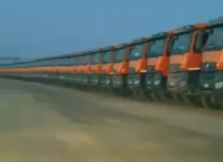 (VIDEO) Spectacol pe șantierul Autostrăzii A7! Zeci de camioane UMB, parcate „la linie” înainte de lăsarea serii. „Să fiți cuminți… până luni”