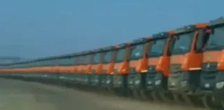 (VIDEO) Spectacol pe șantierul Autostrăzii Moldovei A7! Zeci de camioane UMB, parcate „la linie” înainte de lăsarea serii. „Să fiți cuminți… până luni”