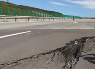 (FOTO) Autostrada pentru care statul a plătit 90 de milioane de euro s-a surpat. Nu este primul incident pe acest tronson