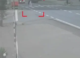 (VIDEO) Momentul în care două fete sunt accidentate grav pe trecerea de pietoni, în Bușteni. ATENȚIE, imagini cu puternic impact emoțional!